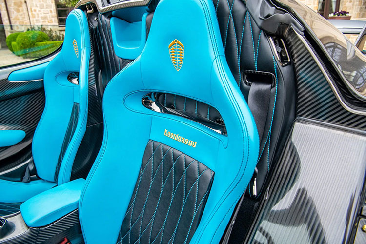 Các bánh xe với thiết kế Tresex Aircore cua riêng thương hiệu Koenigsegg và chúng cũng được xử lý bằng sợi carbon nhưng có điểm nhấn với viền vàng.