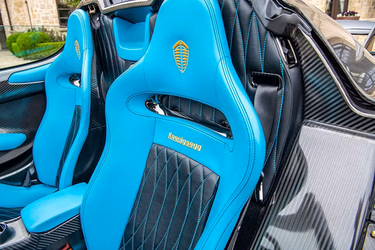 Các bánh xe với thiết kế Tresex Aircore cua riêng thương hiệu Koenigsegg và chúng cũng được xử lý bằng sợi carbon nhưng có điểm nhấn với viền vàng.