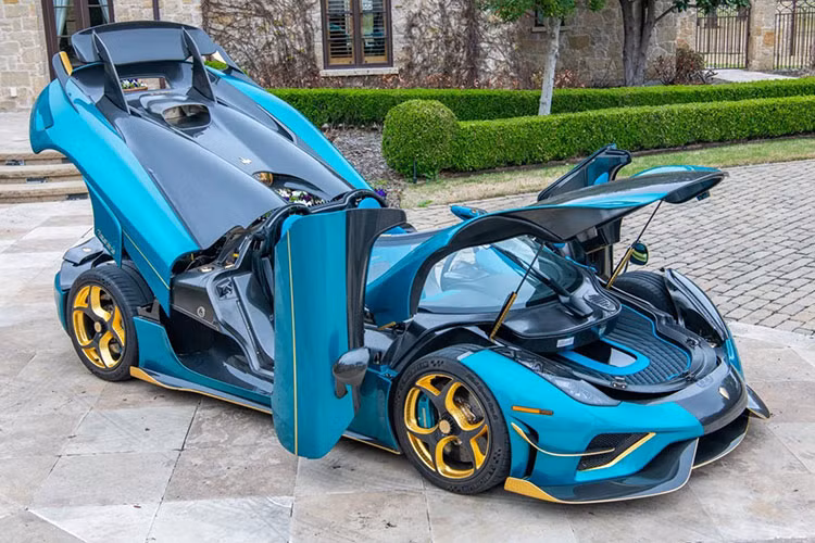 Koenigsegg Regera không có hộp số, thay vào đó, hãng siêu xe Thụy Điển sẽ sử dụng cơ cấu truyền động trực tiếp Direct Drive cho mẫu megacar Regera của mình để giúp xe có khả năng tăng tốc từ vị trí xuất phát lên 100 km/h trong thời gian 2,8 giây trước khi đạt vận tốc tối đa 400 km/h.