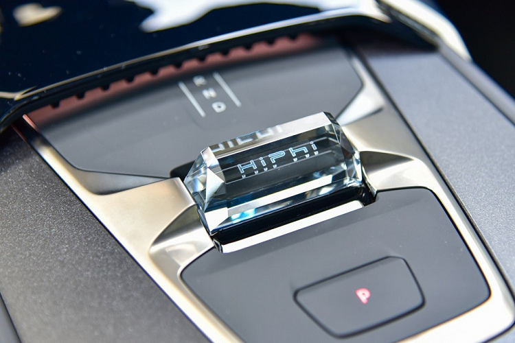 3 thanh ở giữa dùng để chỉnh nhiệt độ điều hòa ở ghế lái, tốc độ quạt gió và nhiệt độ ở ghế phụ lái. Nhờ cách bố trí này, người dùng không cần phải thao tác nhiều bước để chỉnh các tính năng thường dùng. Thông qua màn hình trung tâm, người dùng cũng có thể chỉnh các tính năng bên ngoài xe và ở hàng ghế sau.