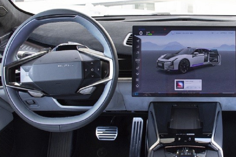 Sau khi đã yên vị, hành khách có thể tận hưởng cảm giác thoải mái với bệ tì tay trung tâm khá lớn, tích hợp màn hình nhỏ để chỉnh các tính năng như đa phương tiện, điều hòa hoặc ngả ghế. Trong quá trình trải nghiệm HiPhi Z, kênh Wheelsboy đã phát hiện có 2 điều không hài lòng ở hàng ghế sau của xe.