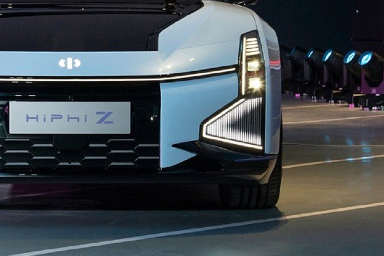 Chưa dừng ở đó, HiPhi Z còn có hệ thống đèn mang tên "rèm ánh sáng", bao gồm tổng cộng 4.066 bóng đèn LED nhỏ trên đầu xe, đuôi xe và bên sườn, được dùng để hiển thị những hình ảnh khác nhau. Tuy nhiên, các đèn tích hợp trên cửa của mẫu xe này chỉ có thể hiển thị các ký tự tiếng Anh thay vì tiếng Trung Quốc.
