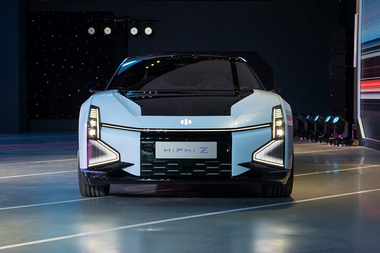 Được định vị trong phân khúc xe hạng E, HiPhi Z sở hữu kích thước khá lớn, bao gồm chiều dài 5.306 mm, chiều rộng 2.018 mm, chiều cao 1.439 mm và chiều dài cơ sở 3.150 mm. Xe cũng tương đối nặng với trọng lượng lên đến 2,95 tấn. Kênh Wheelsboy đã sử dụng từ "khoa học viễn tưởng" để miêu tả ngoại hình của HiPhi Z.