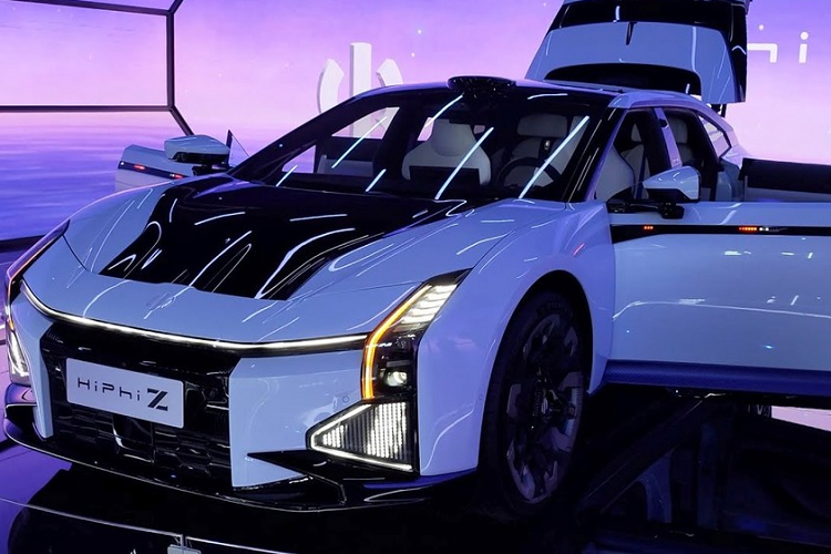 Trong khi đó, đèn LED trên đuôi xe sẽ rất hữu dụng trong việc hiển thị thông tin cho người tham gia giao thông phía sau. Để phù hợp với kích thước lớn của HiPhi Z, hãng Human Horizons đã dùng bộ vành với đường kính lên đến 22 inch, có thiết kế đa chấu và phối 2 màu.