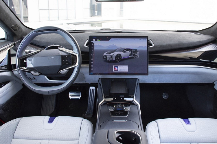 Bộ vành này giúp giấu đi hệ thống treo xương đòn kép làm hoàn toàn bằng nhôm phía trước và hệ thống treo 5 liên kết đằng sau của xe. Bên cạnh đó là hệ thống treo khí nén, liên tục kiểm soát độ giảm chấn. Chưa hết, HiPhi Z còn có hệ thống đánh lái cầu sau, mang đến bán kính vòng quay chỉ như một chiếc Mini Cooper dù sở hữu chiều dài 5,3 m.