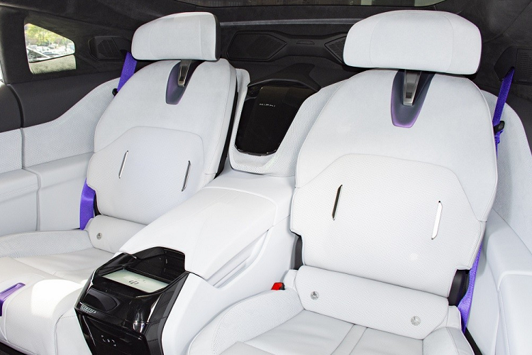 Theo đánh giá của Wheelsboy, màn hình cảm ứng trung tâm của HiPhi Z có giao diện người dùng được bố trí hợp lý và dễ sử dụng. Ở góc dưới của màn hình có 5 thanh nhỏ, đóng vai trò như phím tắt. Thanh ở góc bên trái dùng để khóa màn hình, cho phép người lái chỉnh độ nghiêng của màn hình bằng tay. Thanh ở góc bên phải dùng để chỉnh âm lượng.