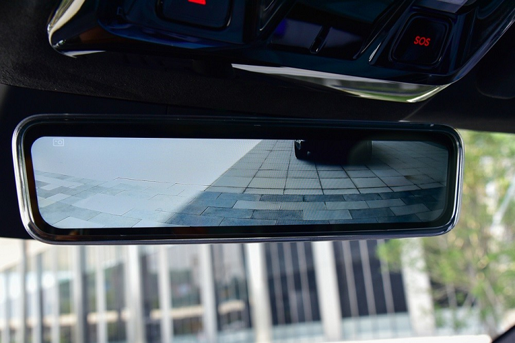 Đây là tính năng có lẽ không mẫu ô tô nào trên thị trường có được. Thậm chí, màn hình trung tâm của HiPhi Z còn có thể liên tục xoay ngang, xoay dọc bằng một chế độ đặc biệt. Tất nhiên, người lái cũng hoàn toàn có thể chỉnh độ nghiêng của màn hình bằng tay để phù hợp với mình.