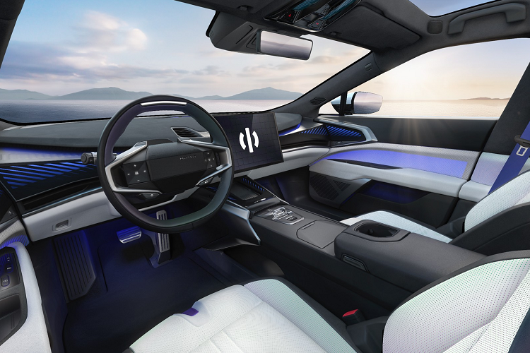 Theo đánh giá của kênh Wheelsboy, mẫu xe điện này không chỉ nhanh mà còn có cảm giác lái hay và đầm chắc. Đằng sau vô lăng là lẫy thể thao, không chỉ dùng để chuyển số như thông thường. Người lái có thể cùng lúc kéo 2 lẫy này về phía mình để thay đổi cài đặt của hệ thống phanh tái sinh năng lượng. Thiết kế này được đánh giá là thân thiện với người dùng.