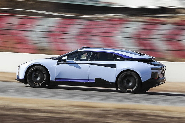 Điểm đặc biệt tiếp theo của HiPhi Z là sự kết hợp giữa màn hình HUD và màn hình cảm ứng trung tâm. Vì không có bảng đồng hồ nên các thông tin quan trọng như tốc độ, cấp số hay chế độ lái đang dùng sẽ được hiển thị qua màn hình HUD và ở góc trên, bên trái của màn hình cảm ứng trung tâm. Ngay cả khi màn hình bị lỗi thì những thông tin ở góc bên trái vẫn sẽ hiển thị.