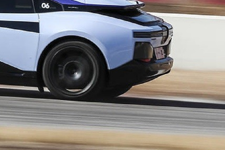 Bên cạnh đó, ghế sau của xe còn được đẩy sâu về đuôi xe. Thiết kế này khiến xe có khoang hành lý khá nhỏ, chỉ 316 lít. Tất nhiên, ghế sau có thể gập phẳng xuống để tăng thể tích khoang hành lý hoặc khi người lái cần chui vào xe qua cửa cốp. Khi hành khách ngồi trên ghế sau muốn đóng cửa, họ có thể dùng nút bấm trên trần xe.