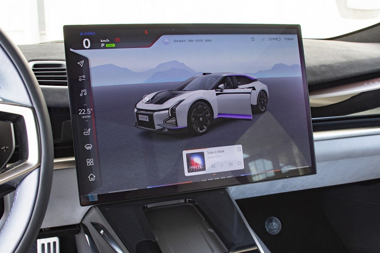 Màn hình cảm ứng trung tâm của HiPhi Z chẳng những có thể xoay ngang, xoay dọc mà còn nghiêng 4 độ theo nhu cầu của người dùng. Để làm được điều đó, người lái có thể chọn trong danh mục của màn hình thông qua các phím chức năng trên vô lăng. Đặc biệt hơn, khi người lái chỉnh ghế về phía trước/sau, màn hình của xe sẽ chuyển động theo.