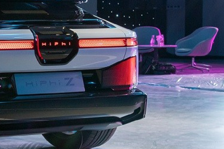 Trên trần xe, HiPhi Z được trang bị gương chiếu hậu kỹ thuật số vì mẫu ô tô này không có cửa kính phía sau để người lái có thể quan sát. Dù HiPhi Z được trang bị cửa mở ngược, tương tự xe Rolls-Royce, nhưng theo Wheelsboy, việc ra/vào hàng ghế sau không hề dễ dàng vì vành la-zăng lớn.