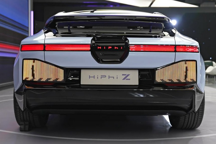 Điểm nhấn của mẫu HiPhi Z 2023 tại Trung Quốc này nằm ở hệ thống đèn LED xung quanh xe. Theo đó, xe được trang bị cụm đèn pha nằm dọc, bao quanh bằng dải đèn LED định vị ban ngày kéo dài từ nắp ca-pô xuống cản trước. Thêm vào đó là một dải đèn LED định vị ban ngày nữa nằm vắt ngang đầu xe, nối giữa 2 đèn pha.