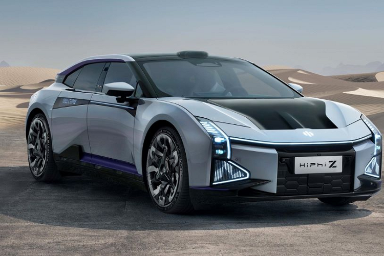 Chiếc HiPhi Z trong video của kênh Wheelsboy chưa phải là xe thương mại bán ra thị trường nên các công nghệ an toàn chủ động ADAS trên xe chưa dùng được. Tuy nhiên, khi có mặt trên thị trường, xe sẽ đi kèm hệ thống lái bán tự động HiPhi Pilot nhờ 34 cảm biến và công nghệ LiDAR để liên tục quét môi trường trung quanh.