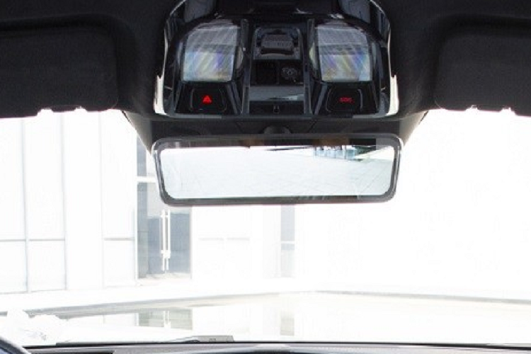 Khi người lái nhấn nút này, toàn bộ hệ thống đèn của xe sẽ bật sáng và các cửa mở ra, y như robot biến hình. Sau khi bước vào bên trong xe, để đóng cửa, người lái chỉ cần nhấn vào chân phanh thay vì dùng tay. Tại đây, mẫu ô tô điện này vượt trội hơn hẳn so với đàn anh HiPhi X về mặt thiết kế, chất liệu nội thất và trang bị.