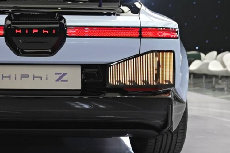 Thứ nhất là cảm giác tù tùng ở đây vì cửa sổ thứ ba bên sườn nhỏ và trần xe bằng kính màu tối. Thứ hai là sàn xe quá cao vì cụm pin nằm bên dưới nên hành khách sẽ không được ngồi thoải mái. Những trang bị đáng chú ý khác bên trong HiPhi Z bao gồm hệ thống âm thanh Meridian 23 loa, các bề mặt tích hợp đèn viền và cần số pha lê trên cụm điều khiển trung tâm.