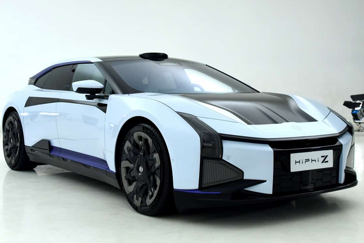 Ở thị trường Trung Quốc, HiPhi Z có cả phiên bản 4 chỗ và 5 chỗ. Theo hãng Human Horizons, phần lớn khách hàng Trung Quốc đều thích phiên bản 4 chỗ dù đắt hơn. Giá xe HiPhi Z 2023 ở thị trường Trung Quốc dao động từ 610.000 - 630.000 Nhân dân tệ (khoảng 2,09 - 2,16 tỷ đồng).