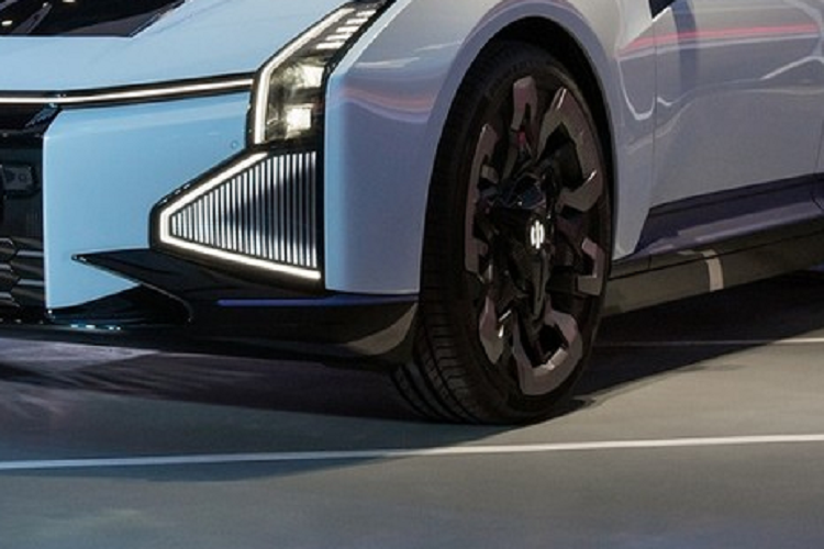 Tương tự đàn anh HiPhi X, HiPhi Z cũng được trang bị cửa đóng/mở chỉnh điện. Người lái có thể dùng chìa khóa thông minh hoặc nút bấm trên cột B để mở cửa xe. Ngoài ra, cửa còn được tích hợp cảm biến để không va chạm với vỉa hè hay phương tiện khác đang đi tới.Trên chìa khóa thông minh của HiPhi Z còn có nút bấm có tác dụng giúp chủ sở hữu "khoe xe".