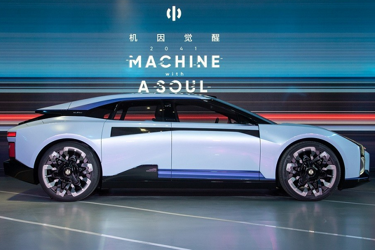 Mới đây, kênh YouTube Wheelsboy chuyên đánh giá ôtô Trung Quốc đã có cơ hội trải nghiệm HiPhi Z thiết kế như phi thuyền không gian. Theo đánh giá của Wheelsboy, HiPhi Z sở hữu thiết kế ngoại thất và nội thất không giống bất kỳ mẫu xe nào đang lăn bánh trên đường phố Trung Quốc.