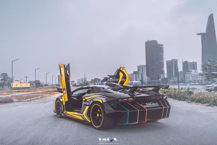 Không chỉ có ngoại thất, bên trong cabin của chiếc Lamborghini Aventador này cũng được trang bị thêm một số chi tiết carbon của Novitec.