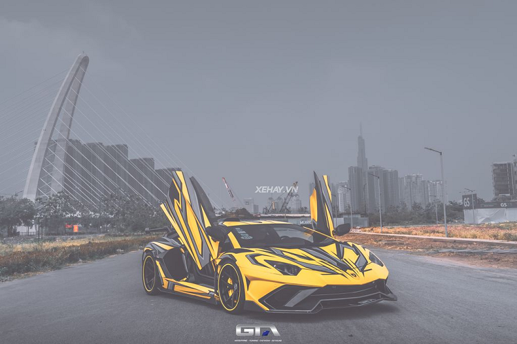 Chưa hết, siêu xe còn có nắp ca-pô sợi carbon với hai hốc gió được lấy cảm hứng từ chiếc Lamborghini Centenario. Bộ mâm nguyên bản đã được thay bằng loại 5 chấu kép sơn đen của Duke Dynamics, đi kèm kẹp phanh màu vàng tạo điểm nhấn.