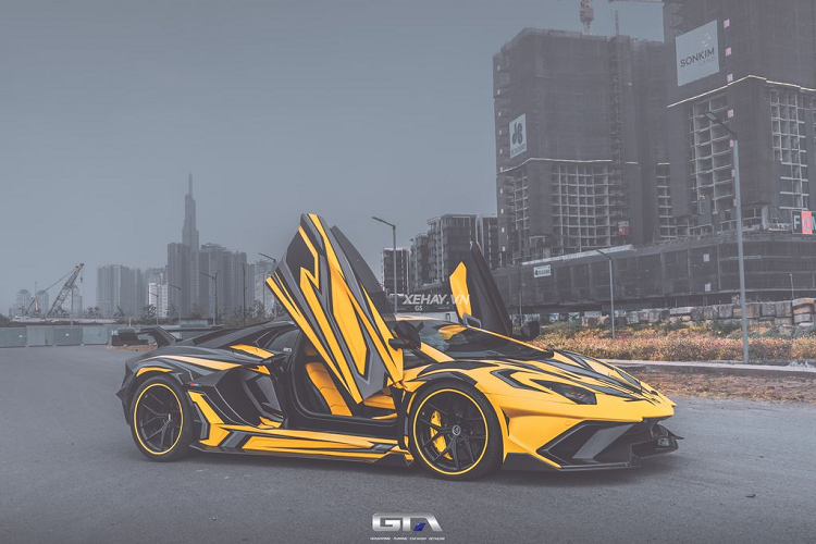 Ở phía sau, chiếc Lamborghini Aventador độ Duke Dynamics đầu tiên tại Việt Nam gây chú ý với cản sau mạnh mẽ, bộ khuếch tán cỡ lớn có 3 cánh chia gió cắt xẻ táo bạo cùng 3 ống xả đặt chính giữa - mô phỏng lại thiết kế của Centenario. Theo đó, đuôi xe đã rộng hơn 120 mm so với nguyên bản.