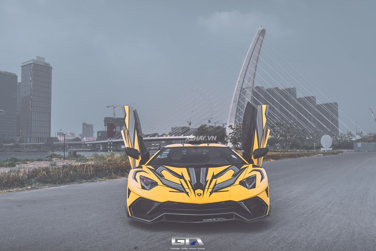 Vốn đã sở hữu ngoại hình hầm hố, siêu xe Lamborghini Aventador sau khi "khoác" thêm bodykit Duke Dynamics thì lại càng dữ dằn hơn nữa. Xe được trang bị nhiều chi tiết bằng carbon như cản trước pha trộn giữa Aventador SV và SVJ, nẹp sườn, khuếch tán sau và cánh gió đuôi cỡ lớn.