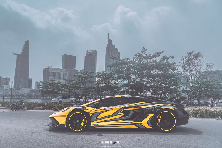 Nguyên bản, xe có màu sơn vàng. Hiện tại xe có ngoại thất xe được hoàn thiện bởi chất liệu decal, phối hợp từ hai tông màu vàng - xám, vừa cá tính vừa nổi bật, dàn áo này được lên ý tưởng và thực hiện bởi GTA.