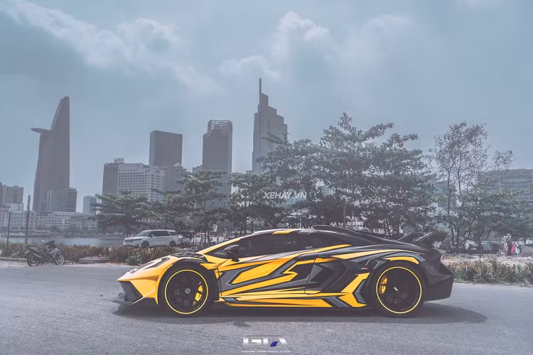 Nguyên bản, xe có màu sơn vàng. Hiện tại xe có ngoại thất xe được hoàn thiện bởi chất liệu decal, phối hợp từ hai tông màu vàng - xám, vừa cá tính vừa nổi bật, dàn áo này được lên ý tưởng và thực hiện bởi GTA.