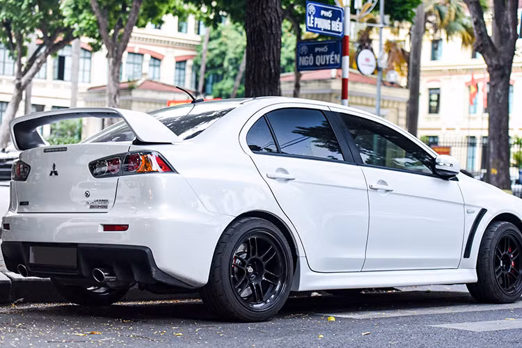 Đáng chú ý, chiếc Mitsubishi Lancer Evolution Evo Final Edition độc nhất Việt Nam này còn được trang bị nhiều công nghệ thể thao đỉnh cao như giảm chấn Bilstein, phanh Brembo, hệ thống treo Eibach.