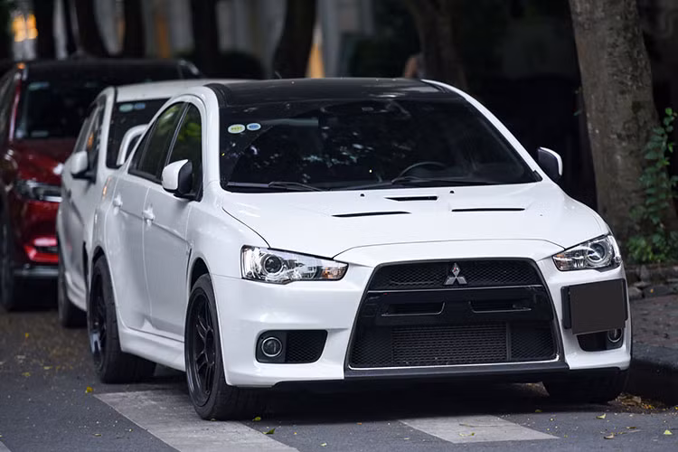 Khi mới về Việt Nam, mức giá xe Mitsubishi Lancer Evolution Evo Final Edition được ước tính lên tới 4 tỷ đồng, tương đương với một chiếc xe cơ bắp Ford Mustang GT 2019.