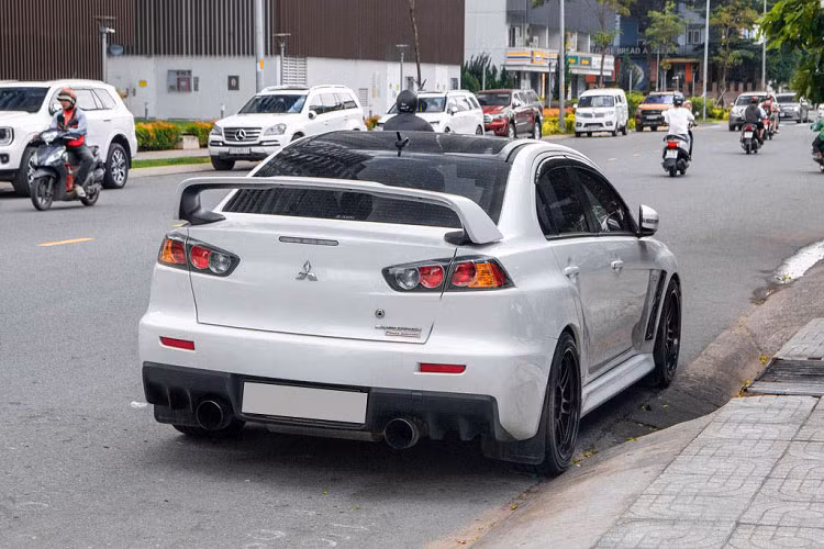 “Ngoại hình” của Mitsubishi Lancer EVO Final Edition tại Việt Nam được đánh giá là khá hầm hố với lưới tản nhiệt cỡ lớn màu đen, chiếm gần trọn khu vực đầu xe. Mặc dù đã “có tuổi” nhưng nhìn tổng thế chiếc Mitsubishi Lancer EVO Final Edition trong bài vẫn còn rất “nuột” trong bộ cánh trắng muốt.