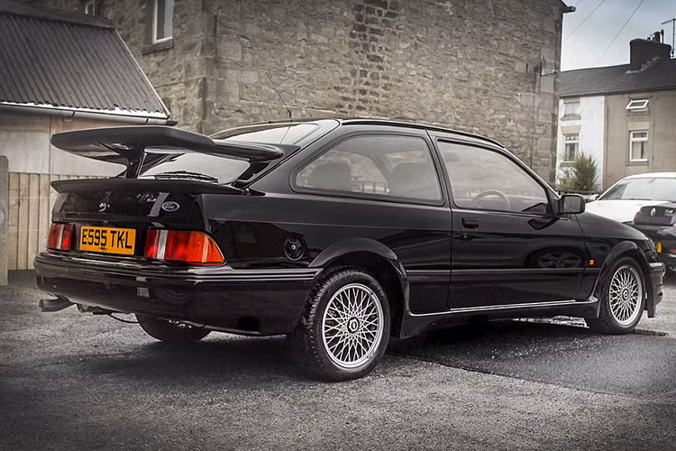 Dù vậy, những gì thay đổi đã giúp Ford thúc đẩy phiên bản hoàn thiện khó hơn nhiều. RS500 tiếp tục giành được nhiều chiến thắng trong các cuộc đua xe du lịch ở Anh, Châu Âu, Nhật Bản, Úc và New Zealand.