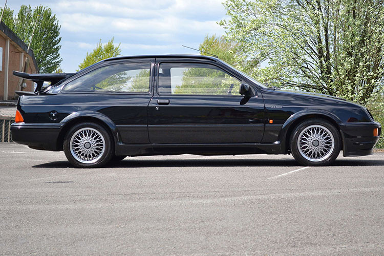 Ford Sierra Cosworth RS500 nhận được cánh gió trước sâu hơn với khe hút gió thay vì đèn sương mù, cánh gió bổ sung ở phía sau và một phiên bản mới của động cơ YBD DOHC 2.0 lít do Cosworth phát triển có bộ tăng áp và bộ làm mát trung gian lớn hơn.