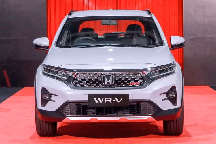 Theo đó, xe sẽ được phân phối theo dạng nhập khẩu nguyên chiếc từ nhà máy Karawang (Indonesia). Nhà máy này cũng là nơi lắp ráp Brio để xuất khẩu. Ở lần xuất khẩu đầu tiên này, Honda WR-V 2023 mới dự kiến sẽ ra mắt trước ở Thái Lan trong triển lãm Bangkok Motor Show.