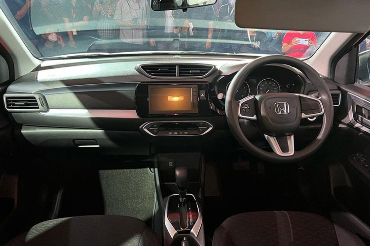 Nội thất của 2 bản RS cũng có những trang bị riêng như ghế bọc da pha nỉ, vô lăng bọc da, tích hợp nhiều nút bấm hơn, bảng đồng hồ với màn hình đa thông tin 4,2 inch, cần số bọc da, hệ thống điều hòa đi kèm màn hình kỹ thuật số và 6 loa... Về trang bị an toàn, Honda WR-V sẽ được trang bị 6 túi khí, camera cập lề Honda LaneWatch và gói công nghệ an toàn chủ động Honda Sensing. 