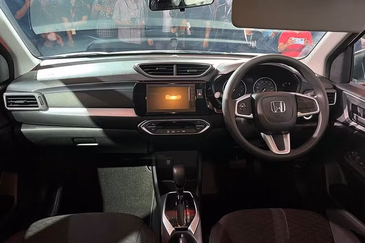 Nội thất của 2 bản RS cũng có những trang bị riêng như ghế bọc da pha nỉ, vô lăng bọc da, tích hợp nhiều nút bấm hơn, bảng đồng hồ với màn hình đa thông tin 4,2 inch, cần số bọc da, hệ thống điều hòa đi kèm màn hình kỹ thuật số và 6 loa... Về trang bị an toàn, Honda WR-V sẽ được trang bị 6 túi khí, camera cập lề Honda LaneWatch và gói công nghệ an toàn chủ động Honda Sensing. 