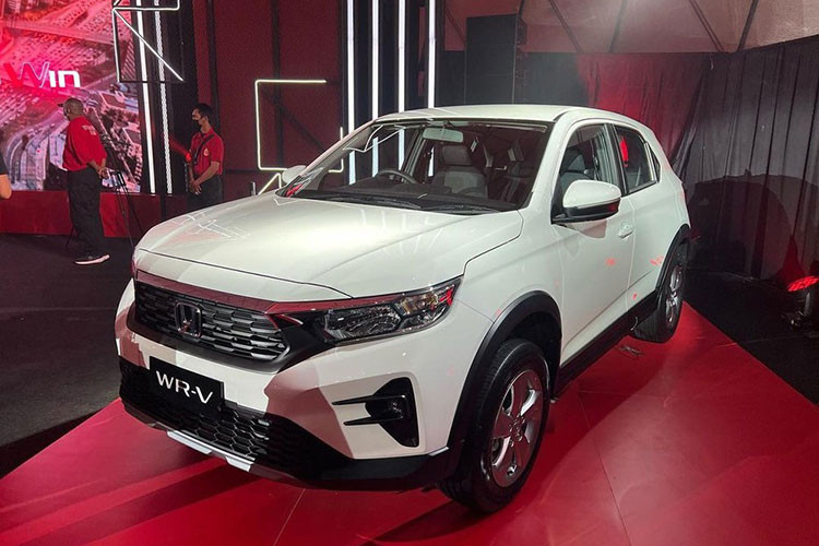 Trong khi đó, 2 bản RS có thêm lưới tản nhiệt với thiết kế mắt lưới đa điểm mạ crôm, tích hợp logo riêng, đèn pha LED toàn phần, dải đèn LED định vị ban ngày, đèn LED báo rẽ tuần tự, vành la-zăng hợp kim 17 inch sơn 2 màu thể thao hơn và gương chiếu hậu gập tự động. Ngoài ra, bản 1.5 RS Honda Sensing còn có tính năng đèn pha tự động.