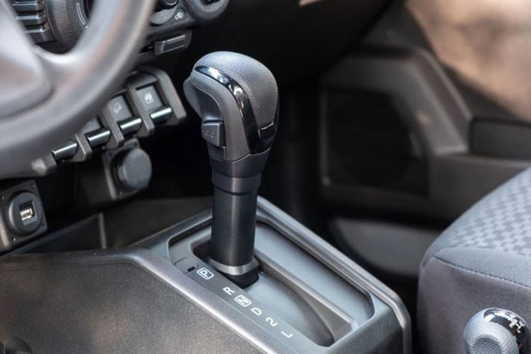 Những tính năng an toàn của xe gồm có hệ thống chống bó cứng phanh ABS, phân bổ lực phanh điện tử EBD, trợ lực phanh BA, cân bằng điện tử EBD, kiểm soát lực kéo TCS, hỗ trợ khởi hành ngang dốc, hỗ trợ đổ đèo và 2 túi khí trước.