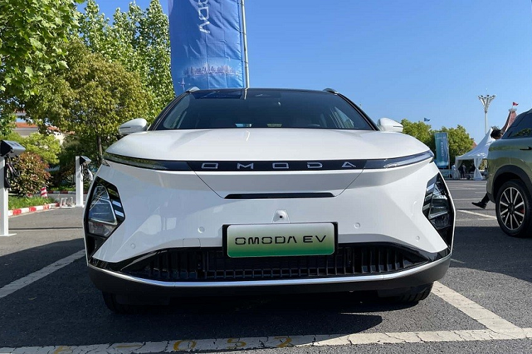 Cụ thể, mẫu SUV điện hạng B này không có lưới tản nhiệt trên đầu xe. Thay vào đó, OMODA 5 e-QUA được trang bị nẹp màu đen nằm giữa 2 dải đèn LED định vị ban ngày và tích hợp logo "OMODA". Cản trước của xe cũng được thay đổi so với OMODA 5 và tích hợp hốc gió trung tâm rộng hơn.