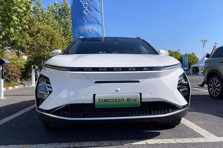 Cụ thể, mẫu SUV điện hạng B này không có lưới tản nhiệt trên đầu xe. Thay vào đó, OMODA 5 e-QUA được trang bị nẹp màu đen nằm giữa 2 dải đèn LED định vị ban ngày và tích hợp logo "OMODA". Cản trước của xe cũng được thay đổi so với OMODA 5 và tích hợp hốc gió trung tâm rộng hơn.