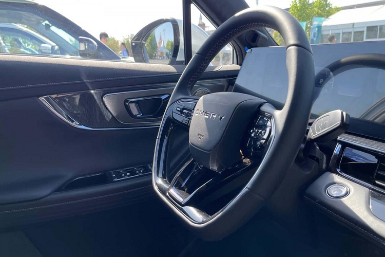 Bên trong OMODA 5 e-QUA là không gian nội thất khá giống với phiên bản máy xăng. Xe cũng có vô lăng vát đáy, bảng đồng hồ kỹ thuật số gộp chung thành một khối với màn hình cảm ứng trung tâm và điều hòa chỉnh bằng cảm ứng. Phía sau vô lăng của xe có thêm cần số điện tử mới, gợi liên tưởng đến đối thủ Hyundai Kona EV 2024.