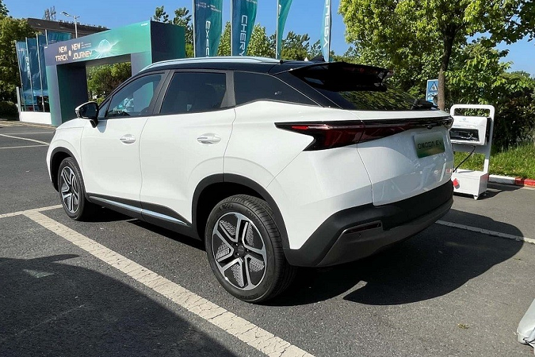 Nhiều khả năng OMODA 5 e-QUA về Việt Nam sẽ được nhập khẩu nguyên chiếc từ Malaysia trong giai đoạn đầu. Nguyên nhân là bởi hãng Chery từng hé lộ dự định xây dựng nhà máy lắp ráp ôtô ở Việt Nam. Mới đây, Chery đã tiết lộ Malaysia sẽ trở thành trung tâm sản xuất xe của hãng để phục vụ thị trường này và xuất khẩu sang những quốc gia khác như Việt Nam, Thái Lan, Singapore, Brunei, Úc.