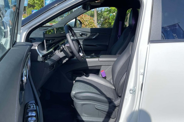 Không thua kém phiên bản máy xăng, OMODA 5 e-QUA cũng có những tính năng an toàn chủ động ADAS như cảnh báo điểm mù, cảnh báo phương tiện cắt ngang khi lùi và phanh khẩn cấp tự động. Thêm vào đó là 7 túi khí và khả năng tự lái bán tự động cấp độ 2.