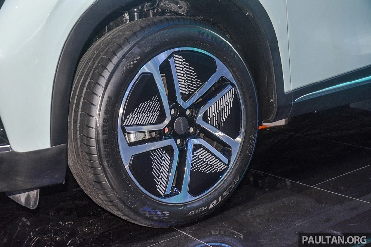 Tương tự phiên bản máy xăng, OMODA 5 e-QUA cũng có hệ thống đèn 2 tầng trên đầu xe. Thiết kế của dải đèn LED định vị ban ngày nằm phía trên và đèn pha LED bên dưới được giữ nguyên như phiên bản máy xăng. Tuy nhiên, đèn pha của OMODA 5 e-QUA có kích thước lớn hơn và được trang trí bằng các nẹp mạ crôm mới.