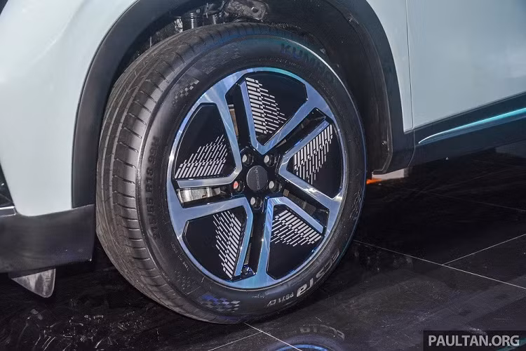 Tương tự phiên bản máy xăng, OMODA 5 e-QUA cũng có hệ thống đèn 2 tầng trên đầu xe. Thiết kế của dải đèn LED định vị ban ngày nằm phía trên và đèn pha LED bên dưới được giữ nguyên như phiên bản máy xăng. Tuy nhiên, đèn pha của OMODA 5 e-QUA có kích thước lớn hơn và được trang trí bằng các nẹp mạ crôm mới.