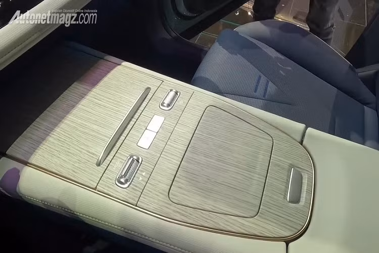 Trong khi đó, ghế trước được thiết kế theo phong cách thể thao và bọc da mềm mại. Hàng ghế sau có đủ chỗ cho 3 người ngồi và đi kèm cửa gió điều hòa. "Trái tim" của OMODA 5 e-QUA là mô-tơ điện mạnh 165 kW (khoảng 221 mã lực) và 400 Nm, cho phép xe tăng tốc từ 0-100 km/h trong 7,8 giây.