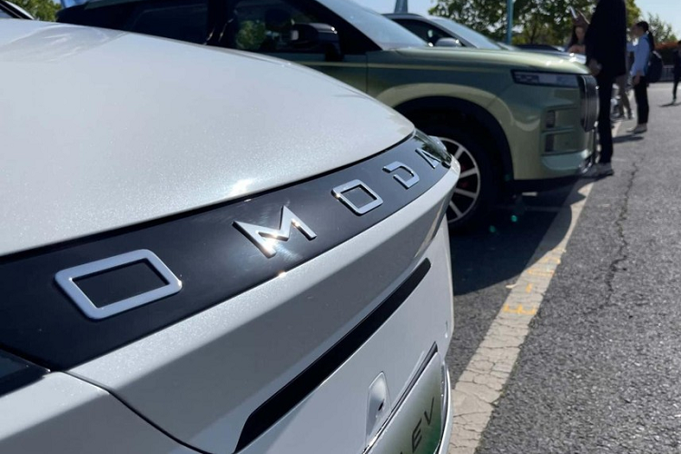 Thông tin ban đầu cho biết mẫu xe điện OMODA 5 e-QUA sẽ sở hữu chiều dài 4.400 mm, chiều rộng 1.830 mm, chiều cao 1.590 mm và chiều dài cơ sở 2.630 mm. Với kích thước này, xe sẽ là đối thủ của VinFast VF e34 tại Việt Nam. Để người dùng có thể dễ dàng phân biệt với phiên bản máy xăng và phù hợp với hình ảnh một mẫu xe điện, OMODA 5 e-QUA sở hữu ngoại hình có nhiều điểm khác biệt.