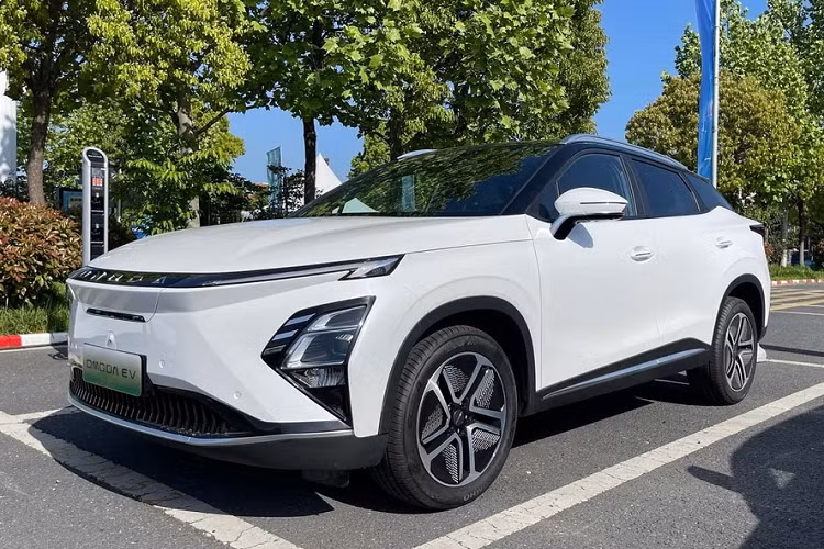 Tại triển lãm Ô tô Thượng Hải 2023, hãng Chery đã lần đầu tiên trưng bày phiên bản thuần điện chạy pin (BEV) của mẫu xe OMODA 5. Chẳng bao lâu sau đó, mẫu xe này đã chính thức được chốt tên là OMODA 5 e-QUA 2023 mới. Theo kế hoạch, mẫu xe này sẽ được bán ở thị trường Việt Nam vào năm sau.