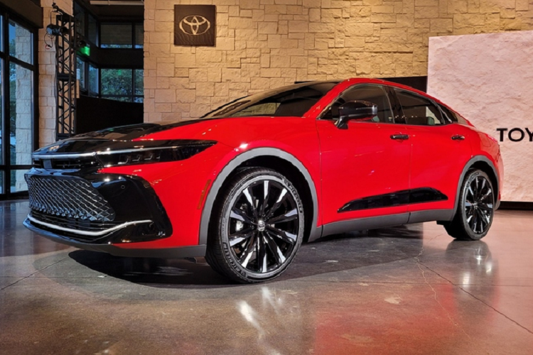 Đó là nhờ vào thiết kế của chiếc Toyota Crown 2023 phiên bản Mỹ mang phong cách crossover gầm cao, có khoảng sáng gầm lớn và vị trí đặt ghế ngồi cách xa khỏi mặt đất đã tạo nên sự thuận tiện và thoải mái hơn hẳn so với các dòng xe gầm thấp.